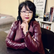 Lic. Yesika Vega Gómez, con lentes y chaqueta color vino